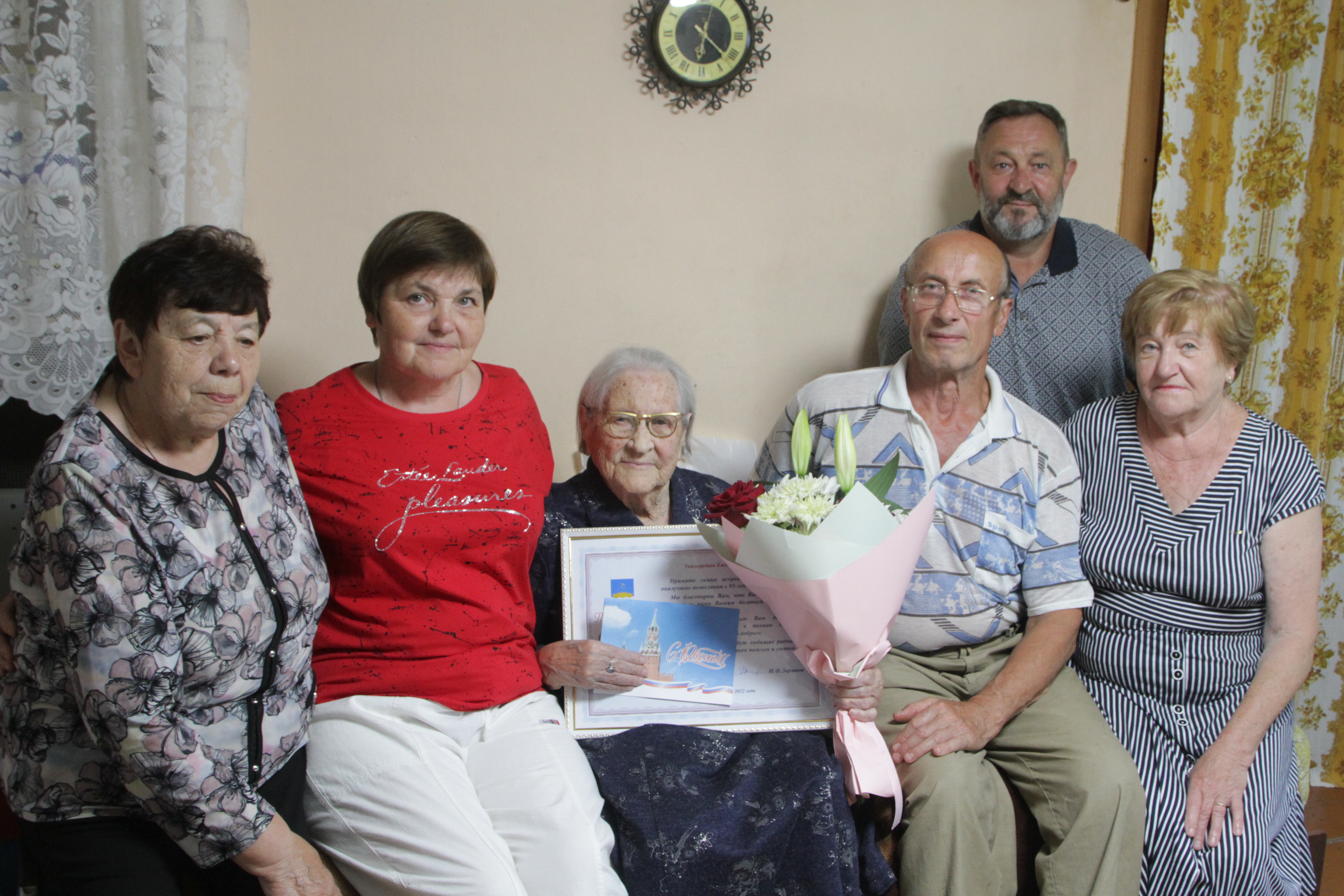 95 лет отметила. 100 Летний юбилей отметила жительница Московского района. Рамка труженик тыла. Лаишево фото.
